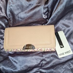 NINE WEST CLUTCH/WALLET
